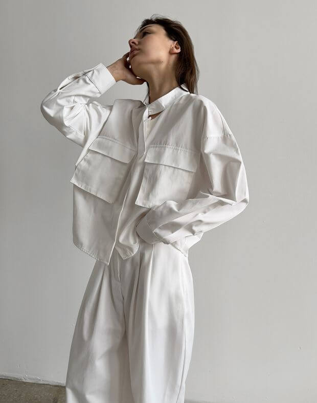 Сорочка вкорочена з накладними кишенями, біла - Фото 4