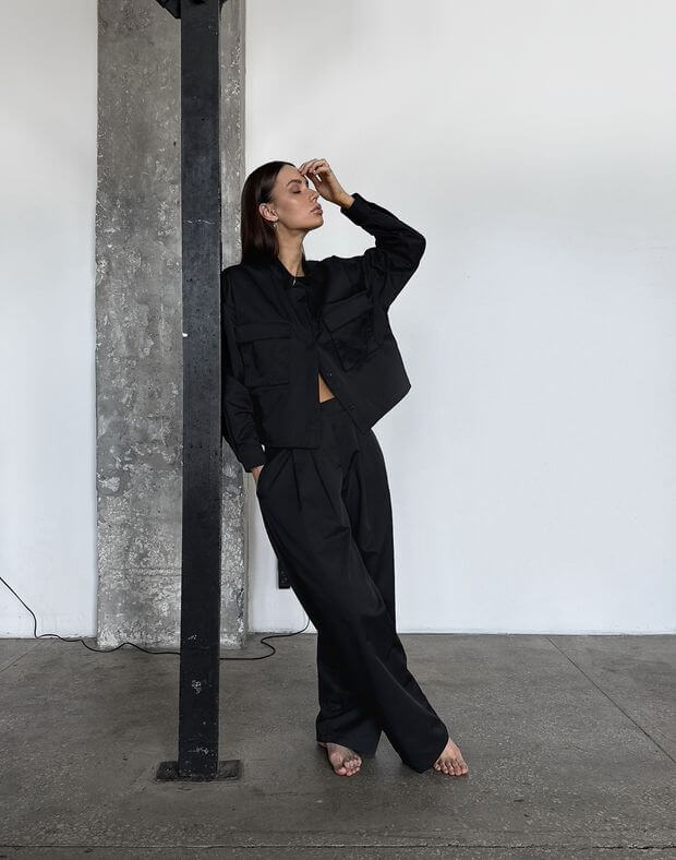 Spodnie basic o wysokim kroju, z fałdami i prosty pasek, czarny - Фото 3