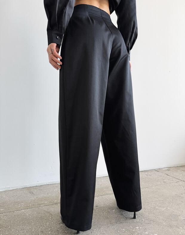 Spodnie basic o wysokim kroju, z fałdami i prosty pasek, czarny - Фото 2