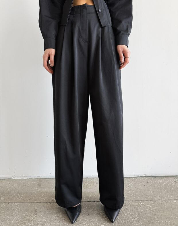 Spodnie basic o wysokim kroju, z fałdami i prosty pasek, czarny - Фото 1