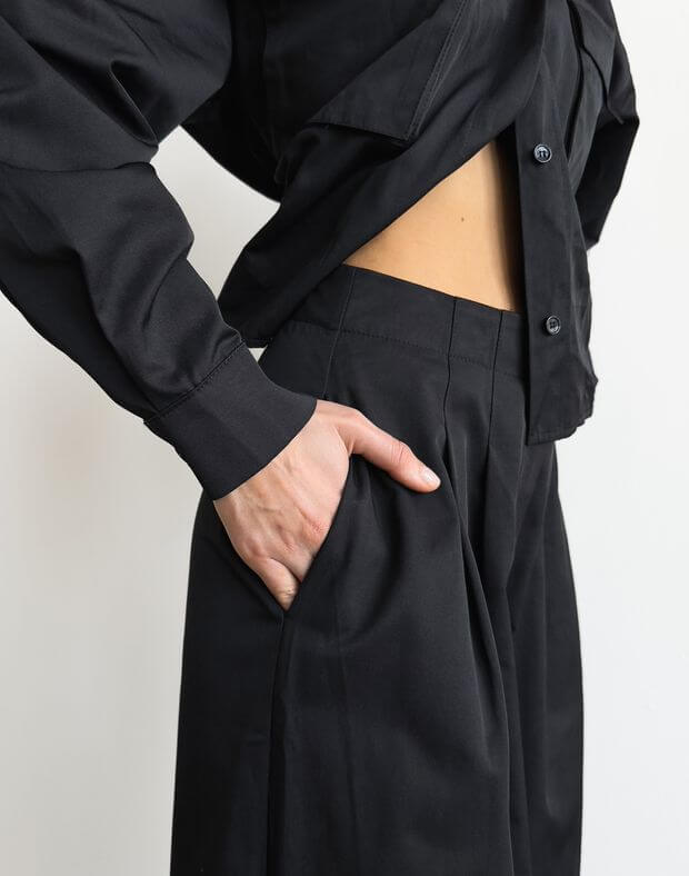 Spodnie basic o wysokim kroju, z fałdami i prosty pasek, czarny - Фото 5