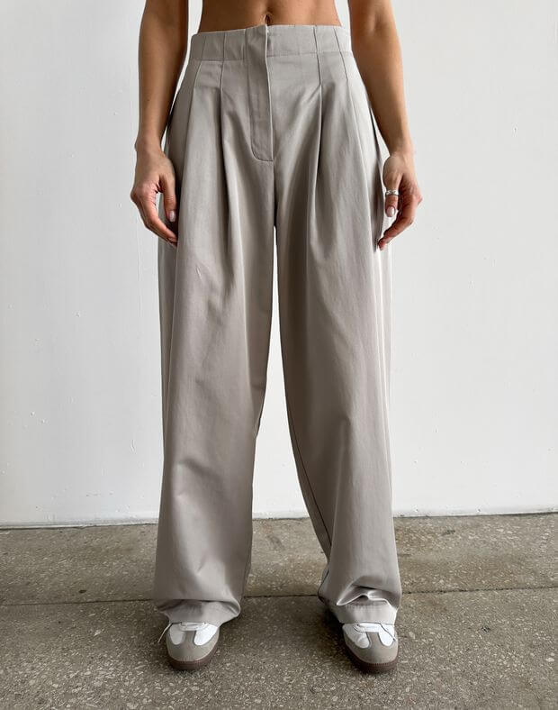 Spodnie basic o wysokim kroju, z fałdami i prosty pasek, cappuccino - Фото 1
