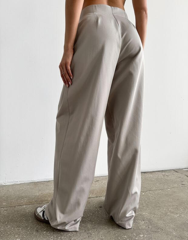 Spodnie basic o wysokim kroju, z fałdami i prosty pasek, cappuccino - Фото 2