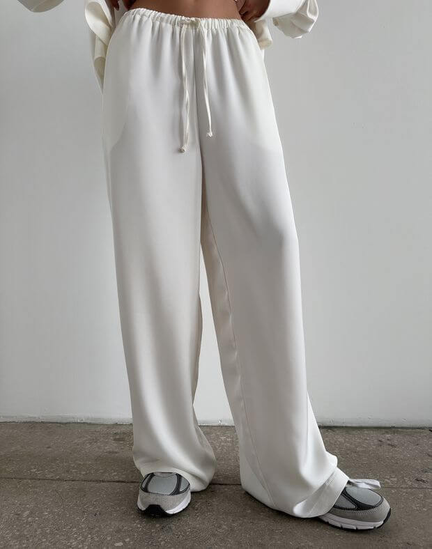 Штани сатинові піжамного стилю, молочні - Фото 1