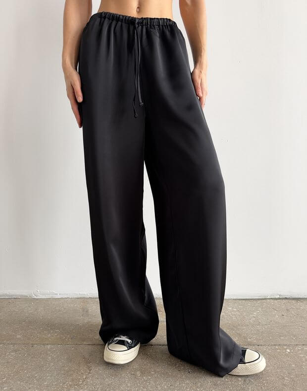 Штани сатинові піжамного стилю, чорні - Фото 1