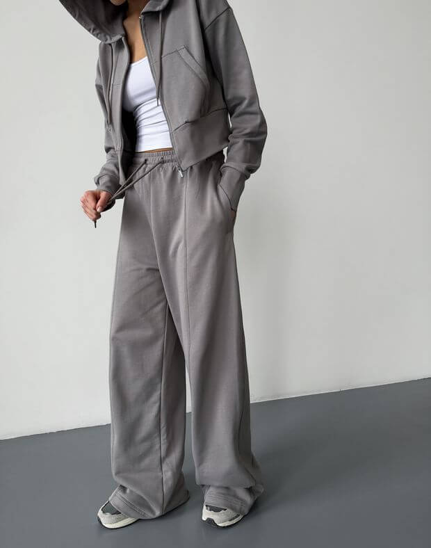 Комплект літній кофта на блискавці вкорочена з капюшоном та кишенею та штани прямого крою з декоративним центральним швом, сірі - Фото 6