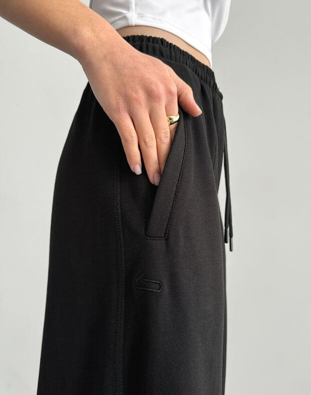 Spodnie letnie o prostym kroju z ozdobnym szwem pośrodku, czarny - Фото 5