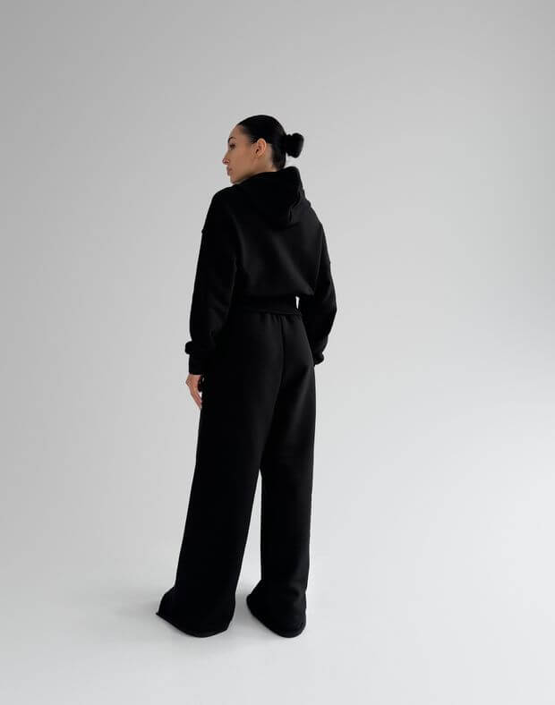 Komplet wiosennej przyciętej  bluza przyciętej z szerokim mankietem na pasek i spodniami o prostym szerokim kroju, czarny - Фото 2