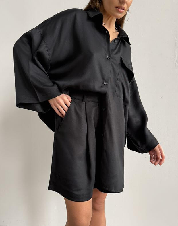 Komplet koszula oversize z krótkim rękawem i spodniami z wysokim stanem oraz ozdobnym paskiem, czarny - Фото 5