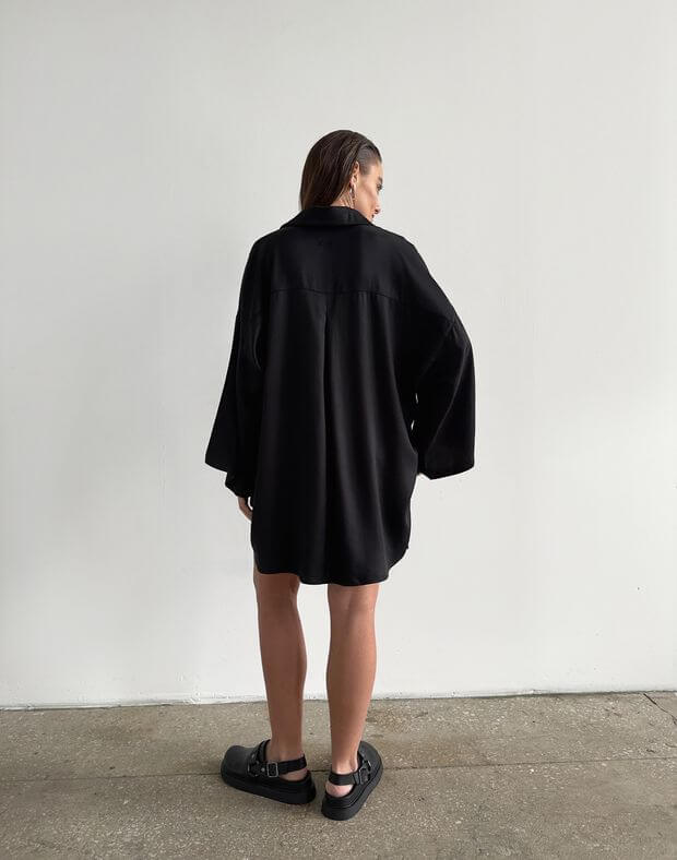 Komplet koszula oversize z krótkim rękawem i spodniami z wysokim stanem oraz ozdobnym paskiem, czarny - Фото 2