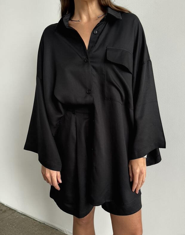 Komplet koszula oversize z krótkim rękawem i spodniami z wysokim stanem oraz ozdobnym paskiem, czarny - Фото 1