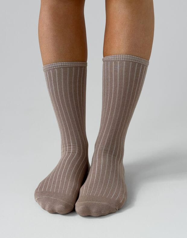 Високі шкарпетки в рубчик, темно-бежеві - Фото 1