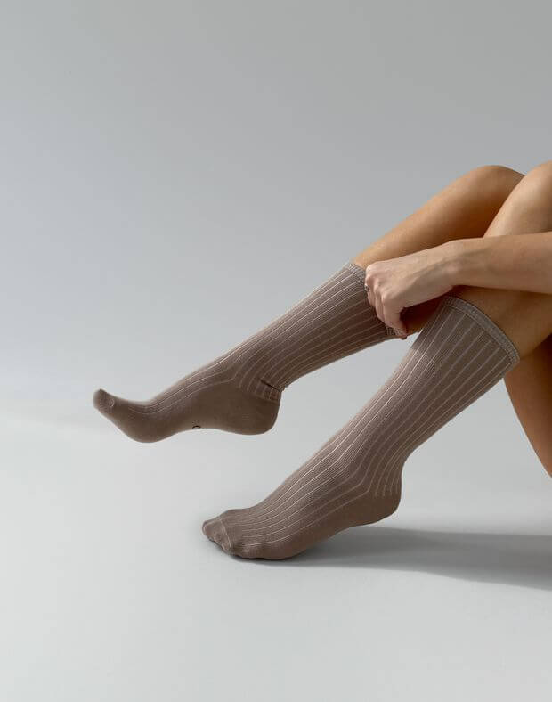 Високі шкарпетки в рубчик, темно-бежеві - Фото 4