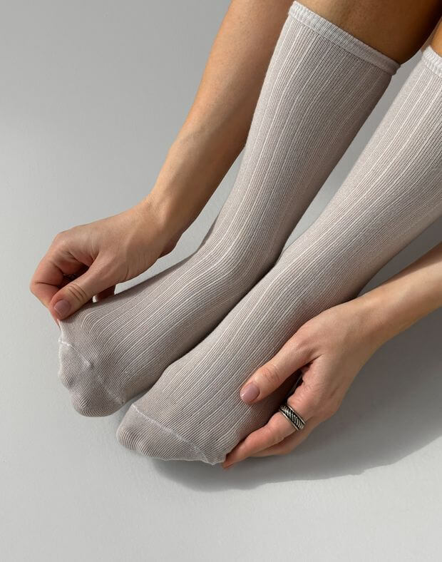 Високі шкарпетки в рубчик, світло-бежеві - Фото 5