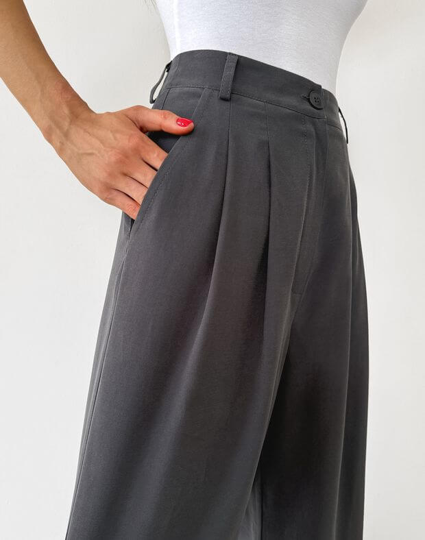 Spodnie basic oversize wykonane z lekkiej tkaniny, grafit - Фото 5
