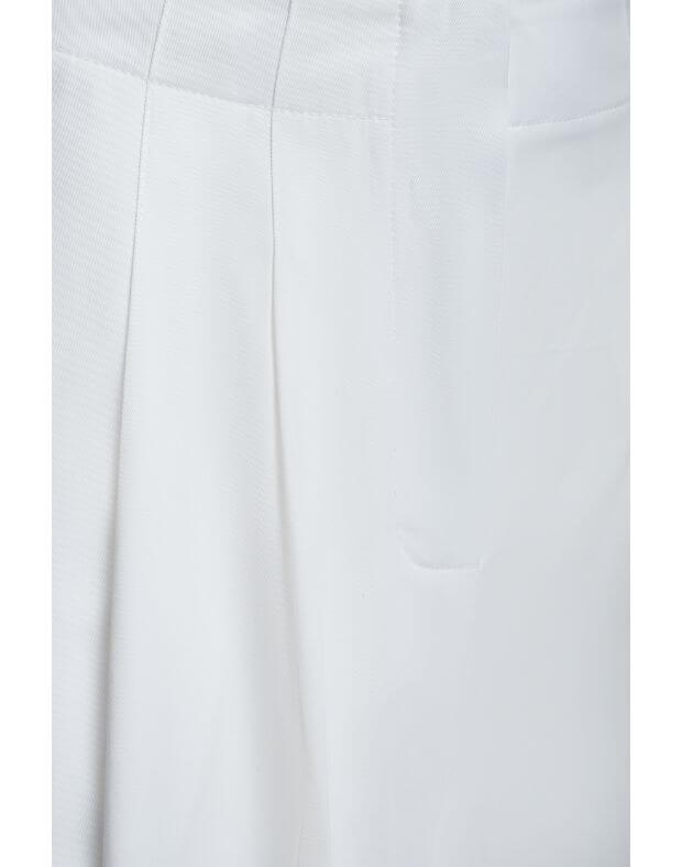 Spodnie basic o wysokim kroju, z fałdami i prosty pasek, biały - Фото 7