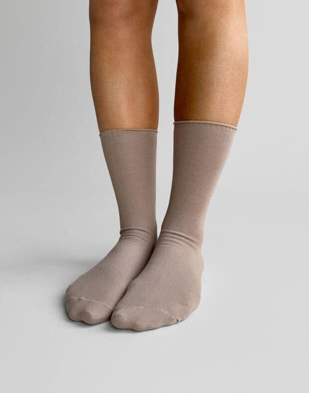 Гладкі високі шкарпетки, темно-бежеві - Фото 8