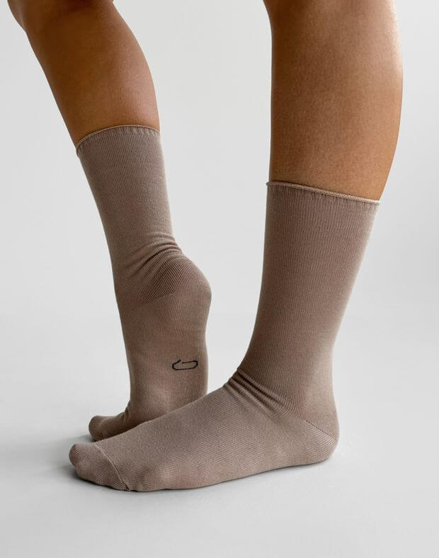 Гладкі високі шкарпетки, темно-бежеві - Фото 2