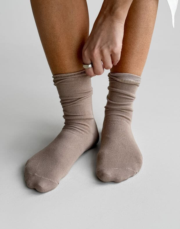 Гладкі високі шкарпетки, темно-бежеві - Фото 5