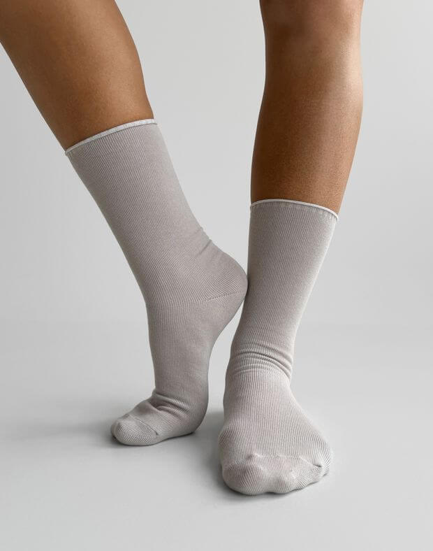 Гладкі високі шкарпетки, світло-бежеві - Фото 1