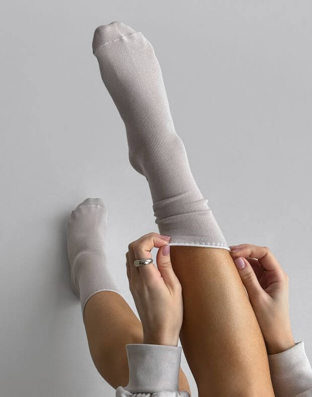 Гладкі високі шкарпетки, світло-бежеві - Фото 3