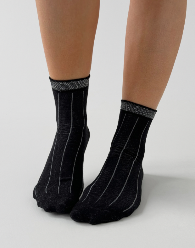 Шкарпетки середньої довжини з люрексом на гумці, чорні - Фото 6