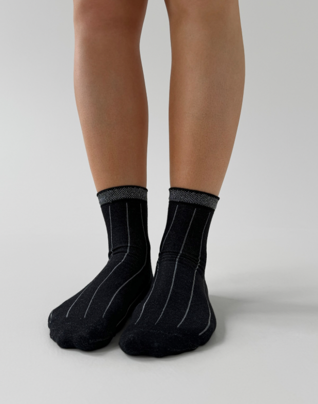 Шкарпетки середньої довжини з люрексом на гумці, чорні - Фото 1