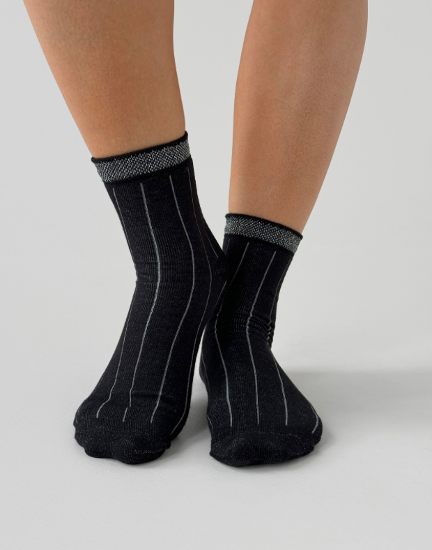 Шкарпетки середньої довжини з люрексом на гумці, чорні - Фото 5
