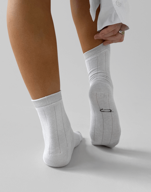 Шкарпетки середньої довжини з люрексом на гумці, білі - Фото 2