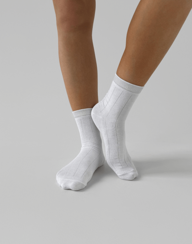Шкарпетки середньої довжини з люрексом на гумці, білі - Фото 6