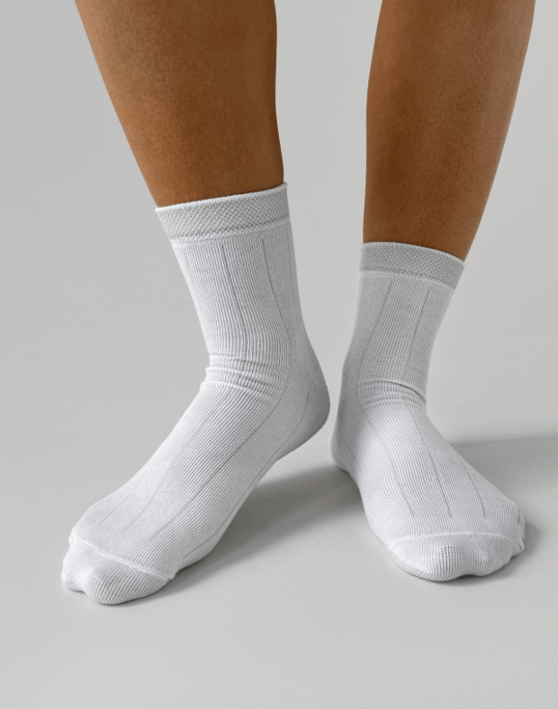Шкарпетки середньої довжини з люрексом на гумці, білі - Фото 4