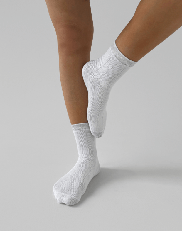 Шкарпетки середньої довжини з люрексом на гумці, білі - Фото 1