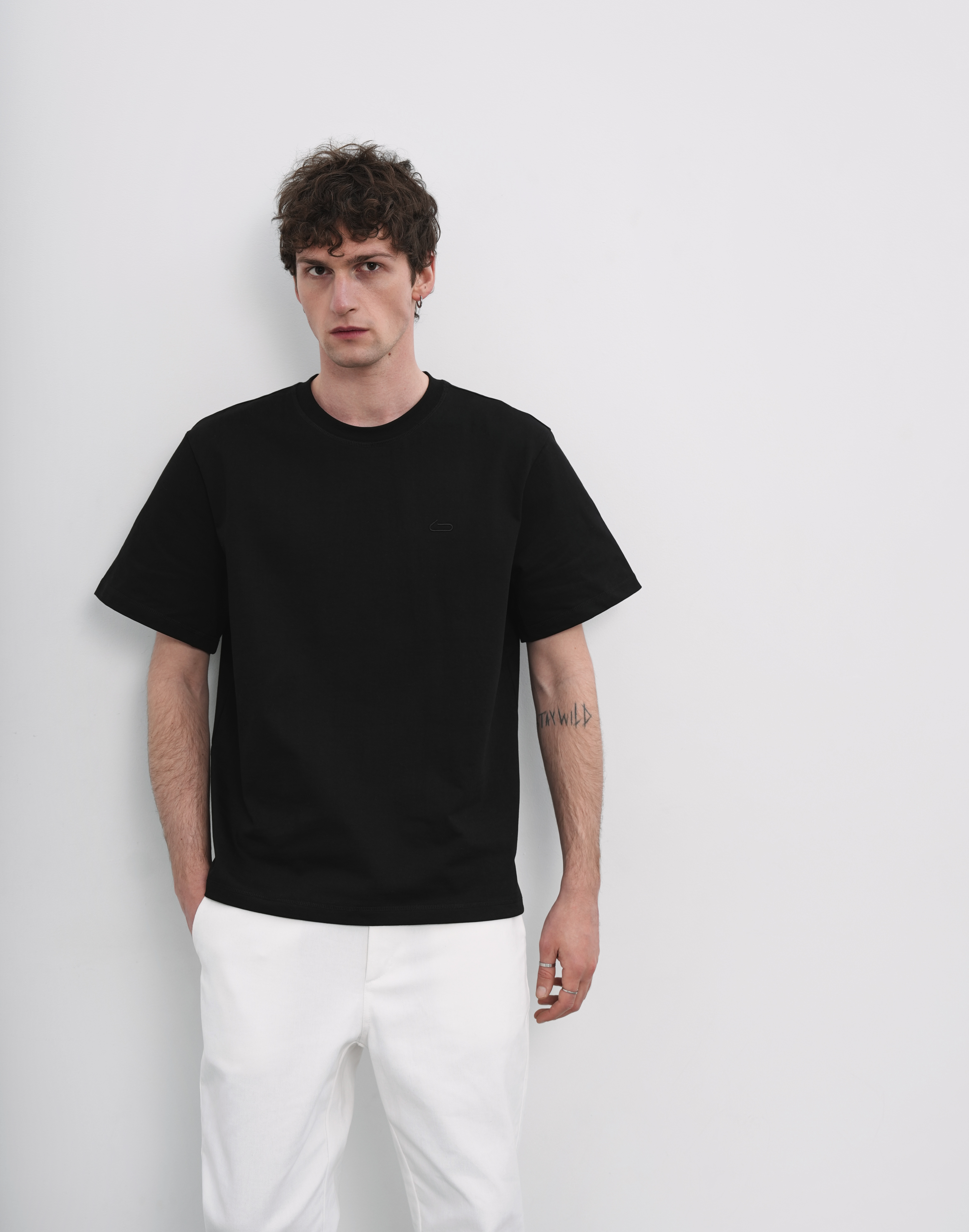 T-shirt męski o basicowym kroju, z bardzo gęstej bawełny, czarny - Фото 6