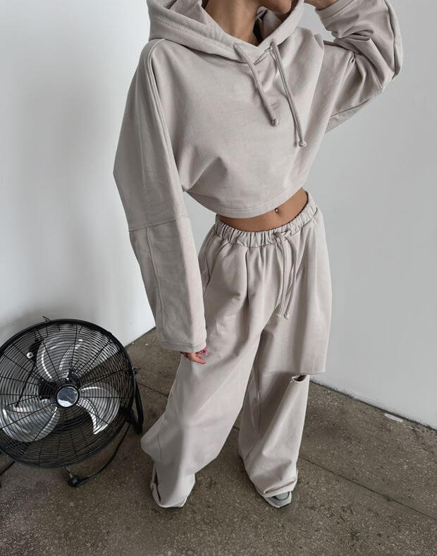 Komplet letni, bluza z kapturem skrócone, oversiz i proste spodnie z rozcięciem, neutralny beż - Фото 8