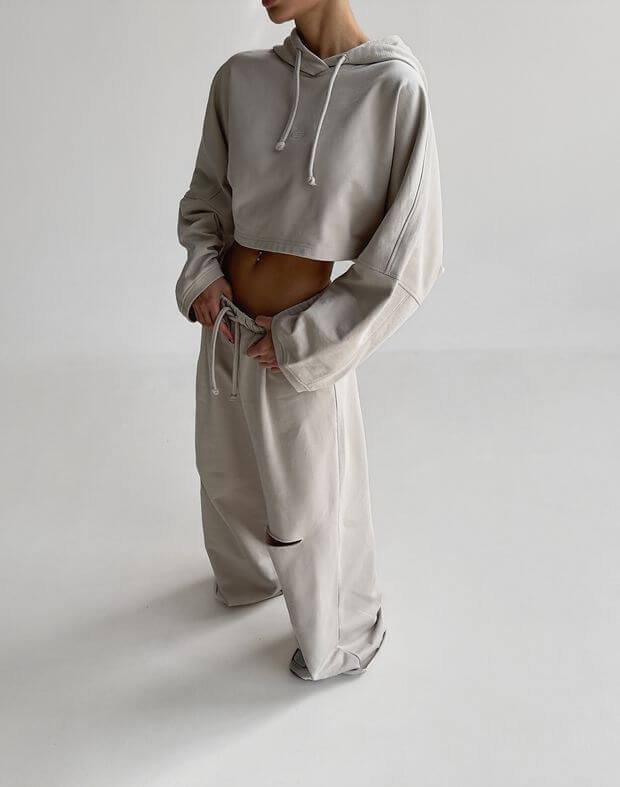 Komplet letni, bluza z kapturem skrócone, oversiz i proste spodnie z rozcięciem, neutralny beż - Фото 7