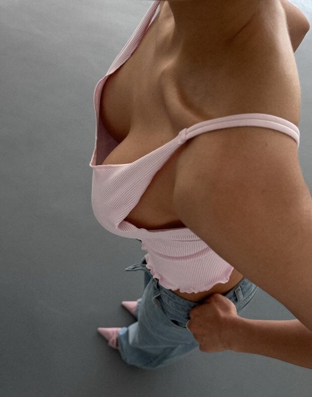 Krótka koszulka seamless z falbanką na cienkich ramiączkach, różowy - Фото 8