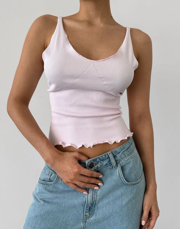 Krótka koszulka seamless z falbanką na cienkich ramiączkach, różowy - Фото 1