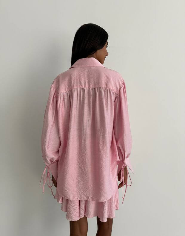 Komplet koszula o swobodnym kroju z ozdobnymi rękawami i wiązaniami oraz spodenki z lekkiego materiału z zakładkami, różowy - Фото 2