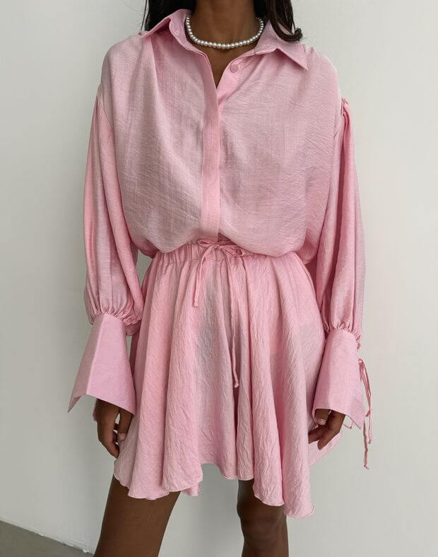 Комплект сорочка вільного крою з декоративними рукавами та зав'язками та шорти з легкої тканини зі складками, рожеві - Фото 1