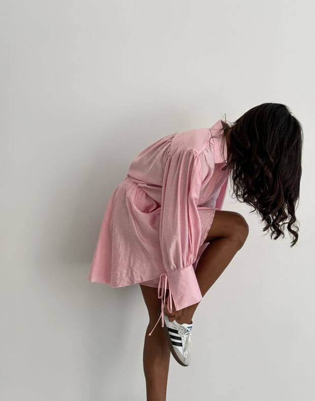 Комплект сорочка вільного крою з декоративними рукавами та зав'язками та шорти з легкої тканини зі складками, рожеві - Фото 6