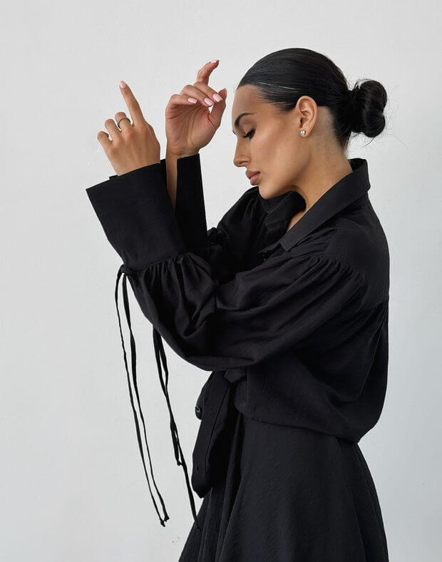 Koszula o swobodnym kroju z ozdobnymi rękawami i wiązaniami, czarny - Фото 5