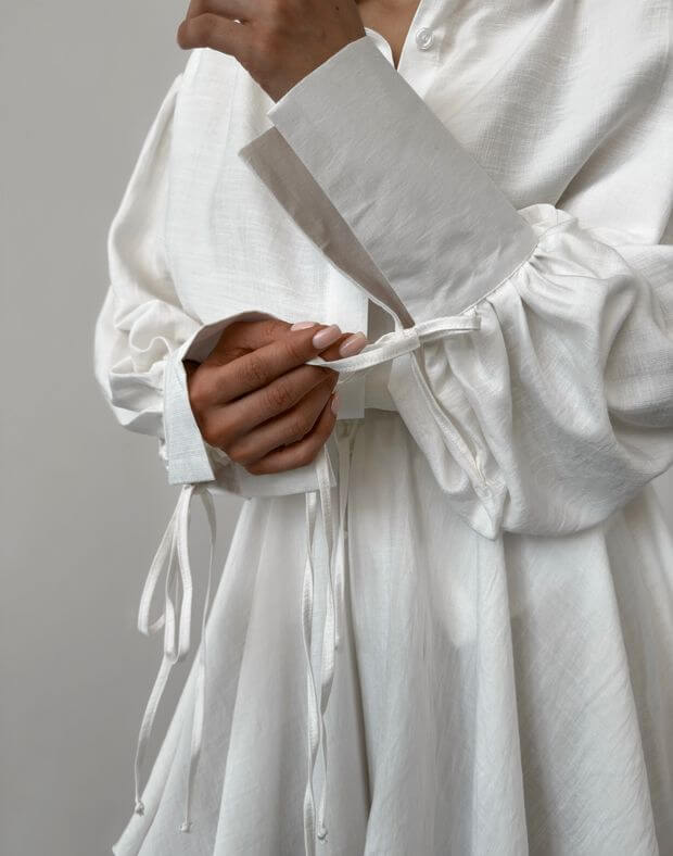 Комплект сорочка вільного крою з декоративними рукавами та зав'язками та шорти з легкої тканини зі складками, білі - Фото 5