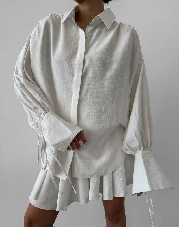 Сорочка вільного крою з декоративними рукавами та зав'язками, біла - Фото 1