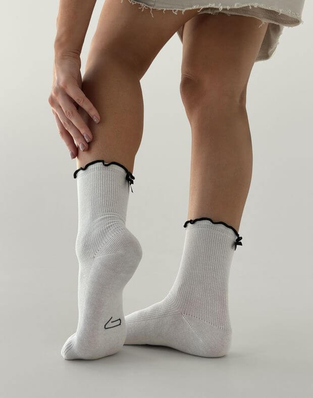 Шкарпетки в рубчик з рюшами та бантиками, білі - Фото 2