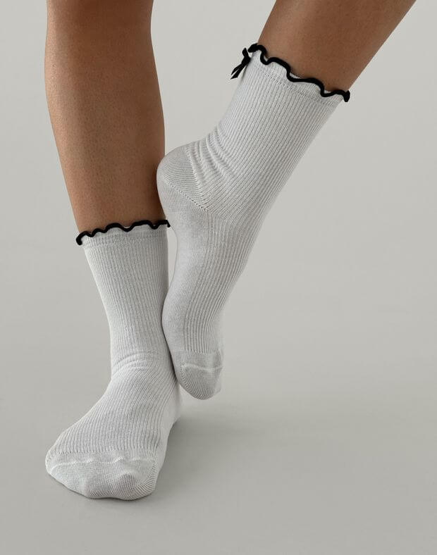 Шкарпетки в рубчик з рюшами та бантиками, білі - Фото 1