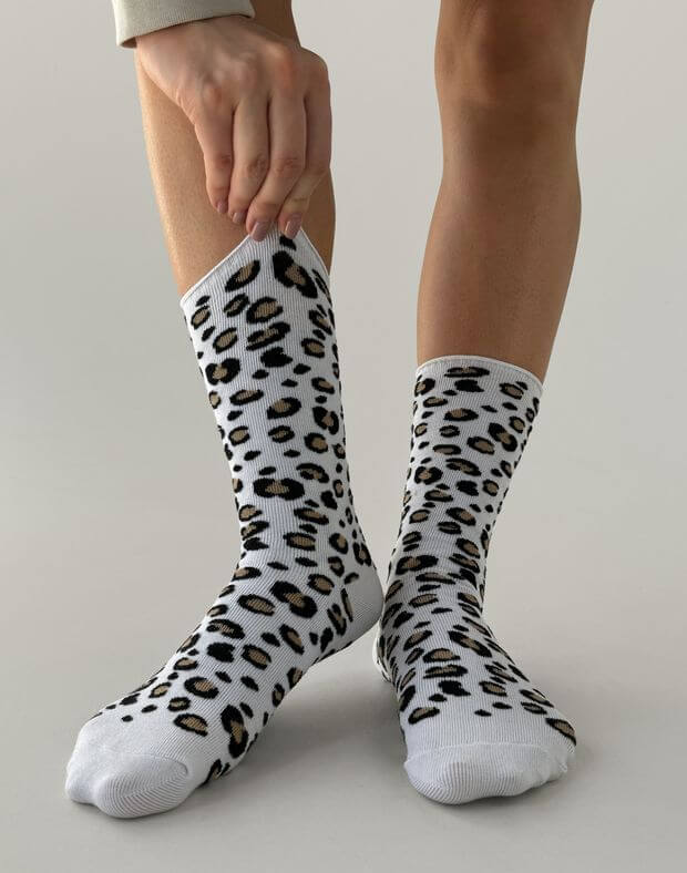 Шкарпетки з леопардовим принтом, білі - Фото 1