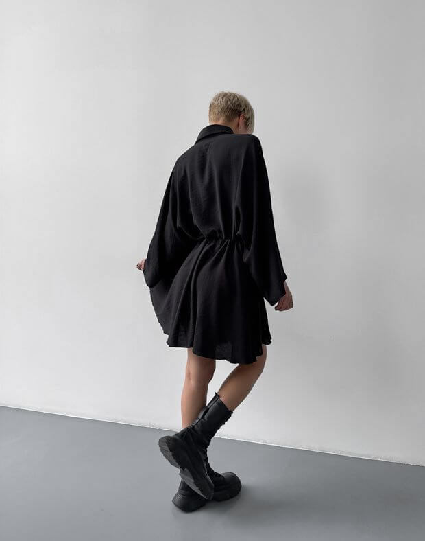 Sukienka o swobodnym kroju, ściągana w talii, czarna - Фото 2