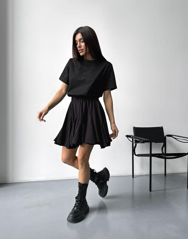Stylizacje z czarnym t-shirtem i marszczoną spódnicą - Фото 2
