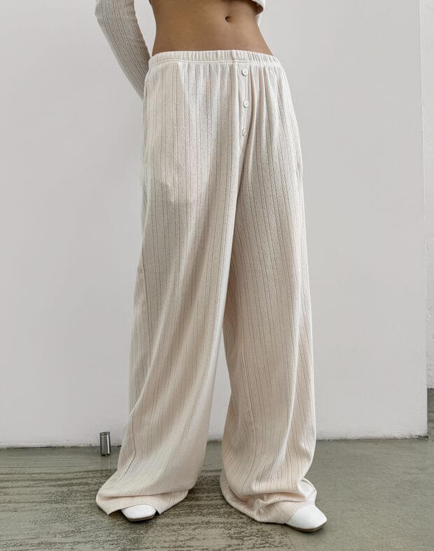 Штани в піжамному стилі з перфорованого трикотажу, кремові - Фото 1