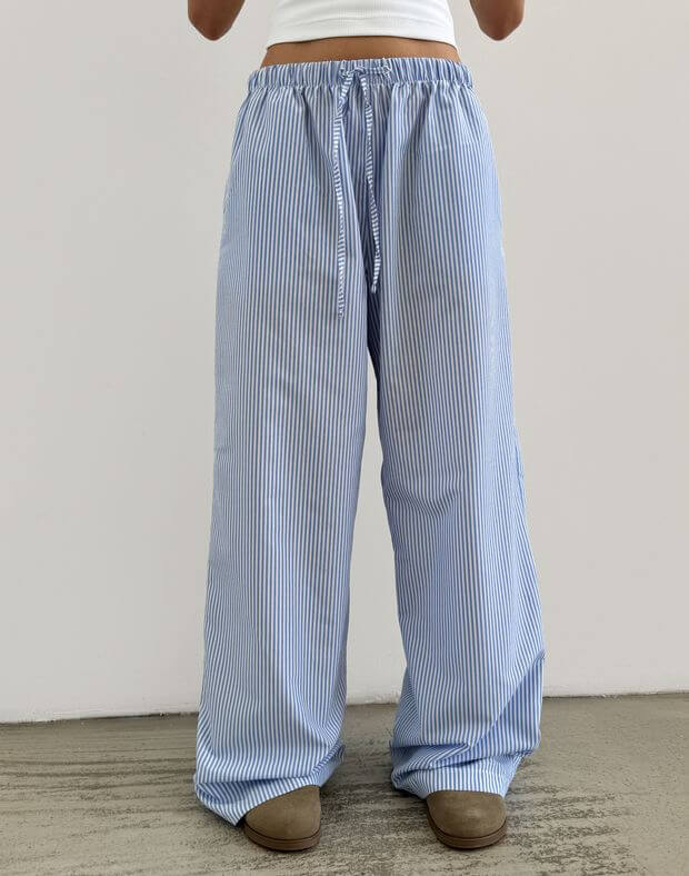 Casualowe bawełniane spodnie w stylu piżamy, białe z niebieskim paskiem - Фото 1